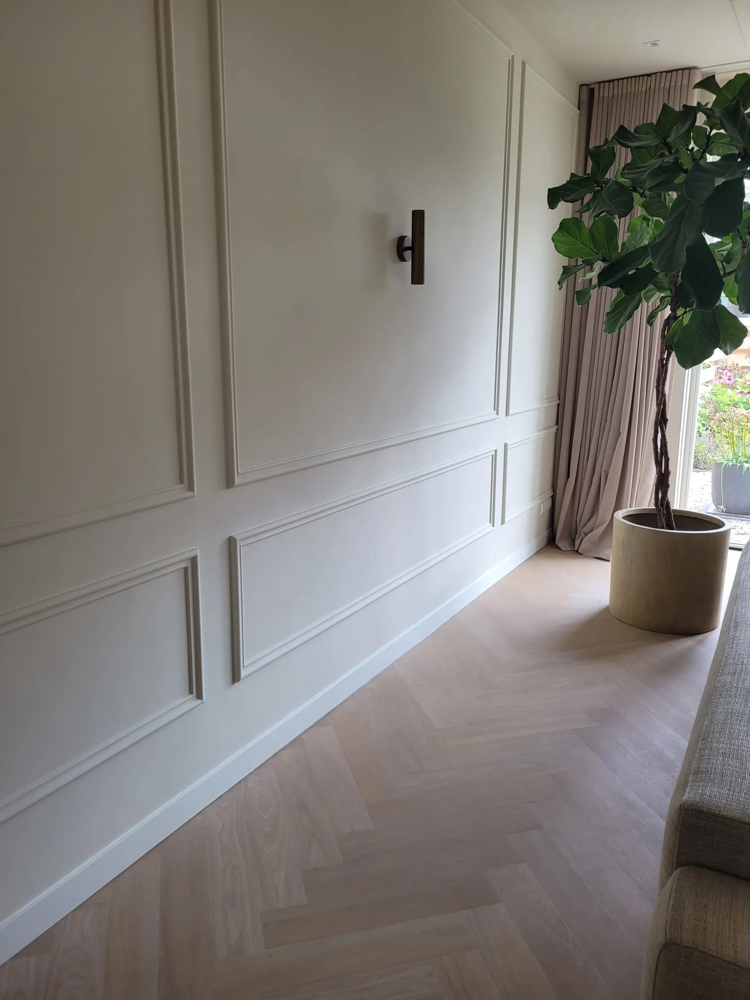 Klassieke architraven en hoge plint langs deurkozijn